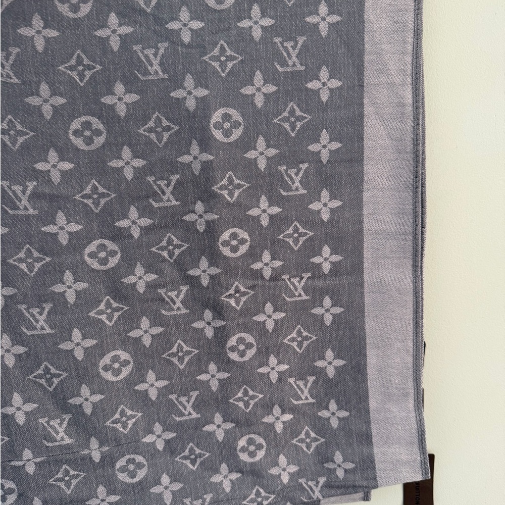 Louis Vuitton Gray Monogram Scarf - NWT - Picture 3 of 3